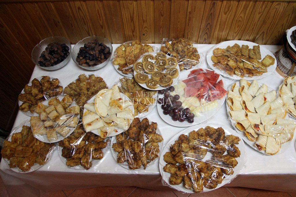 Beberapa menu takjil pada acara berbuka puasa di Mushola Kedutaan Besar Republik Indonesia (KBRI) Moskow, Rusia.