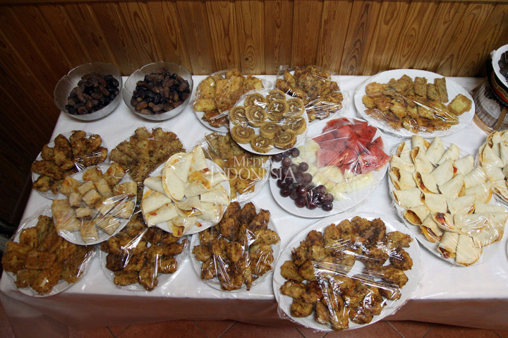 Beberapa menu takjil pada acara berbuka puasa di Mushola Kedutaan Besar Republik Indonesia (KBRI) Moskow, Rusia.