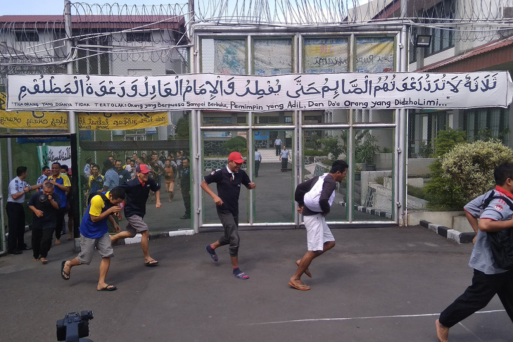 Para narapidana dikeluarkan dari sel dan berkumpul di lapangan dalam Lapas.