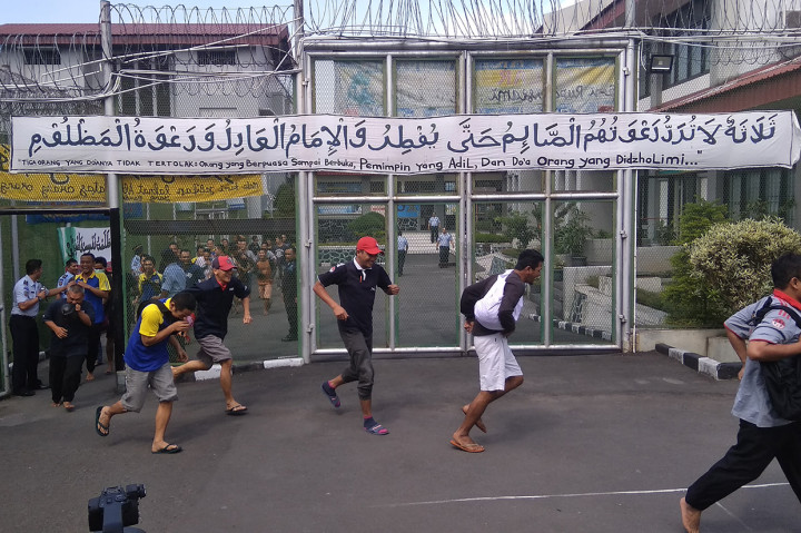 Para narapidana dikeluarkan dari sel dan berkumpul di lapangan dalam Lapas.