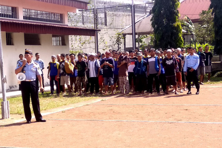 Sejumlah warga binaan Lapas Narkotika Kelas IIA Yogyakarta saat berkumpul di lapangan dalam simulasi bencana Gunung Merapi.