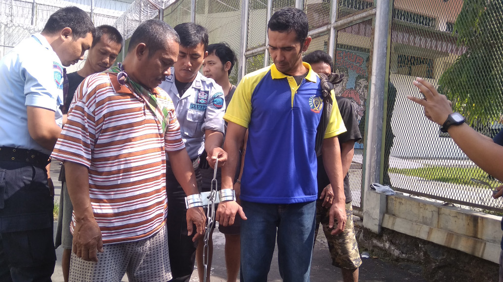 Warga binaan Lapas Narkotika Kelas IIA Yogyakarta telah memakai borgol saat hendak dievakuasi dalam simulasi bencana Gunung Merapi.
