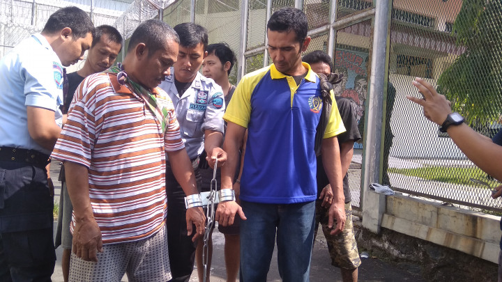 Warga binaan Lapas Narkotika Kelas IIA Yogyakarta telah memakai borgol saat hendak dievakuasi dalam simulasi bencana Gunung Merapi.