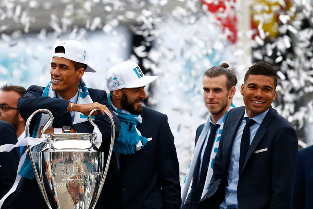 Bek Real Madrid, Raphael Varane, pemain depan Real Madrid, Karim Benzema, pemain depan Real Madrid, Gareth Bale, dan gelandang Real Madrid, Casemiro saat merayakan pesta kemenangan di Cibeles square. AFP/BENJAMIN CREMEL