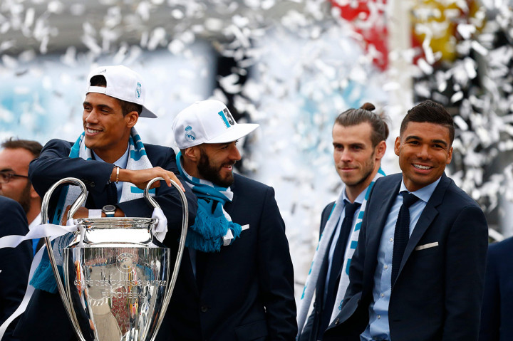 Bek Real Madrid, Raphael Varane, pemain depan Real Madrid, Karim Benzema, pemain depan Real Madrid, Gareth Bale, dan gelandang Real Madrid, Casemiro saat merayakan pesta kemenangan di Cibeles square. AFP/BENJAMIN CREMEL