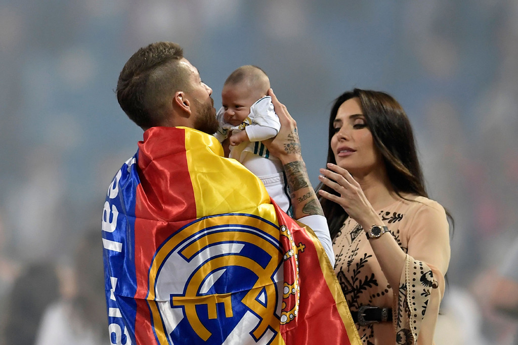 Kapten Madrid Sergio Ramos bersama istri dan anaknya saat perayaan kemenangan Liga Champions. AFP/OSCAR DEL POZO