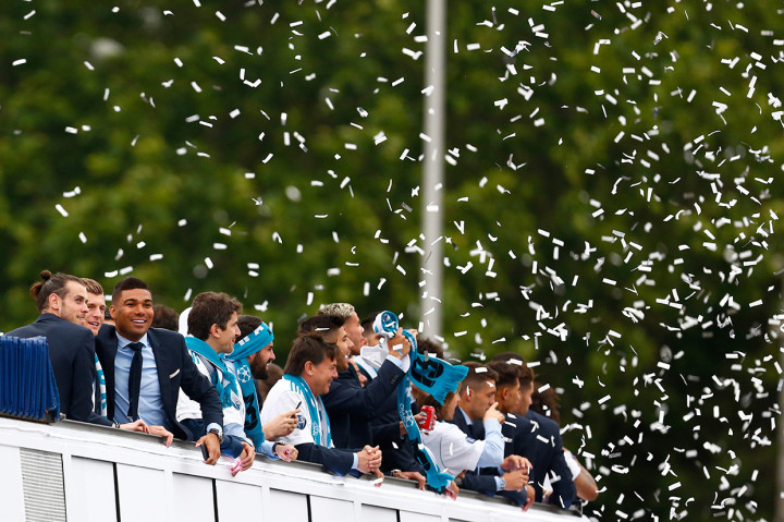 Sekembalinya ke Spanyol, mereka pun langsung menggelar pesta berkeliling kota Madrid. AFP/BENJAMIN CREMEL