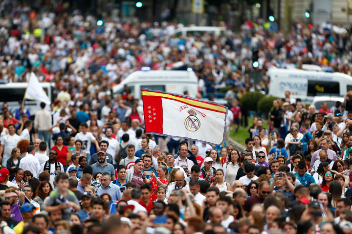 Ribuan fans ramai-ramai menyaksikan parade tersebut. AFP/BENJAMIN CREMEL