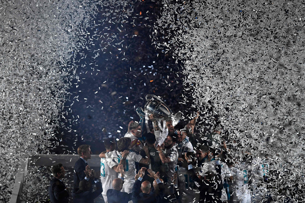 Setelah perayaan di pusat kota itu, rombongan pun kembali ke Santiago Bernabue dimana seluruh anggota klub mereka telah menunggu. AFP/OSCAR DEL POZO
