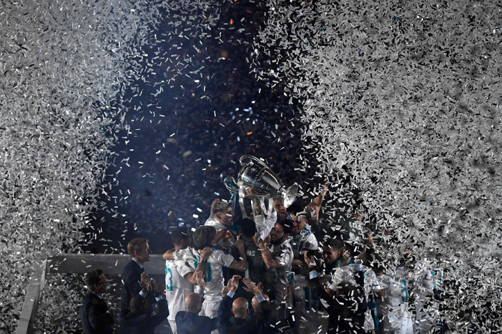 Setelah perayaan di pusat kota itu, rombongan pun kembali ke Santiago Bernabue dimana seluruh anggota klub mereka telah menunggu. AFP/OSCAR DEL POZO