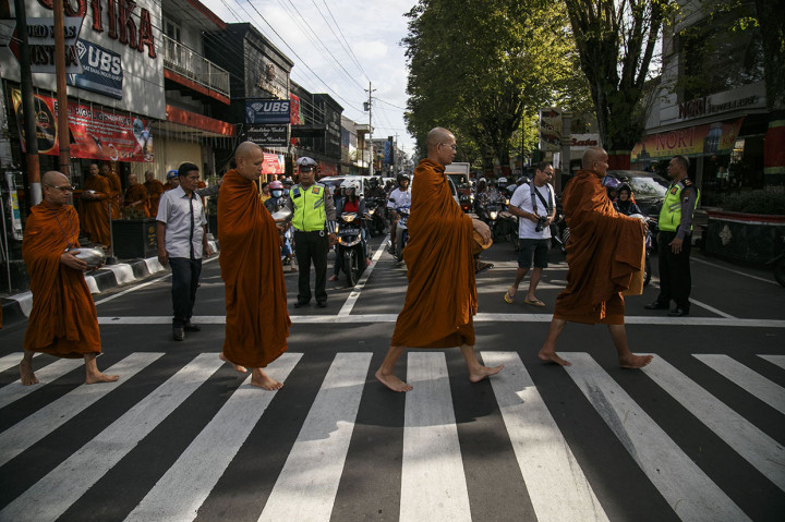 Tradisi ini memiliki makna derma. Setiap biksu membawa periuk kosong sambil berjalan rapi menyusuri sepanjang Jalan Pemuda tersebut. 
