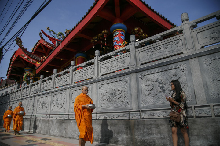 Sejumlah biksu melaksanakan prosesi Pindapata atau mengumpulkan sumbangan dari warga di sepanjang Jalan Pemuda, Magelang, Jawa Tengah.