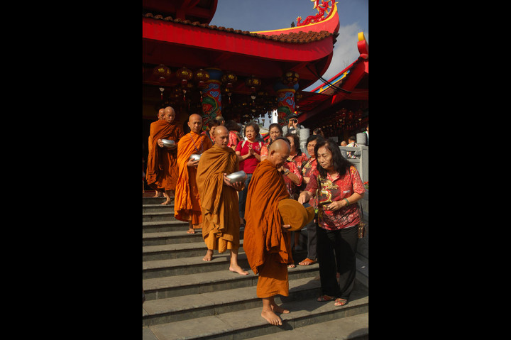 Sebelum turun ke jalan, para biksu dari sangha Mahayana dan Teravada melakukan ritual puja bakti (doa bersama) di Kelenteng Liong Hok Bio, yang terletak di ujung utara Jalan Pemuda.
