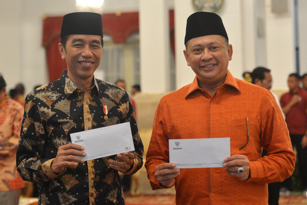 Presiden bersama sekitar 300 pejabat kementerian / lembaga tinggi negara dan direksi BUMN melakukan pembayaran zakat melalui Baznas .