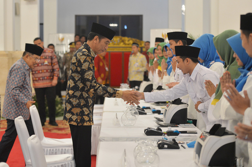 Presiden Joko Widodo dan Wapres Jusuf Kalla saat membayar zakat di Istana Negara, Jakarta. Dalam acara ini, Jokowi membayar zakat sebesar Rp 50 juta. Sedangkan JK membayar Rp 10 juta.