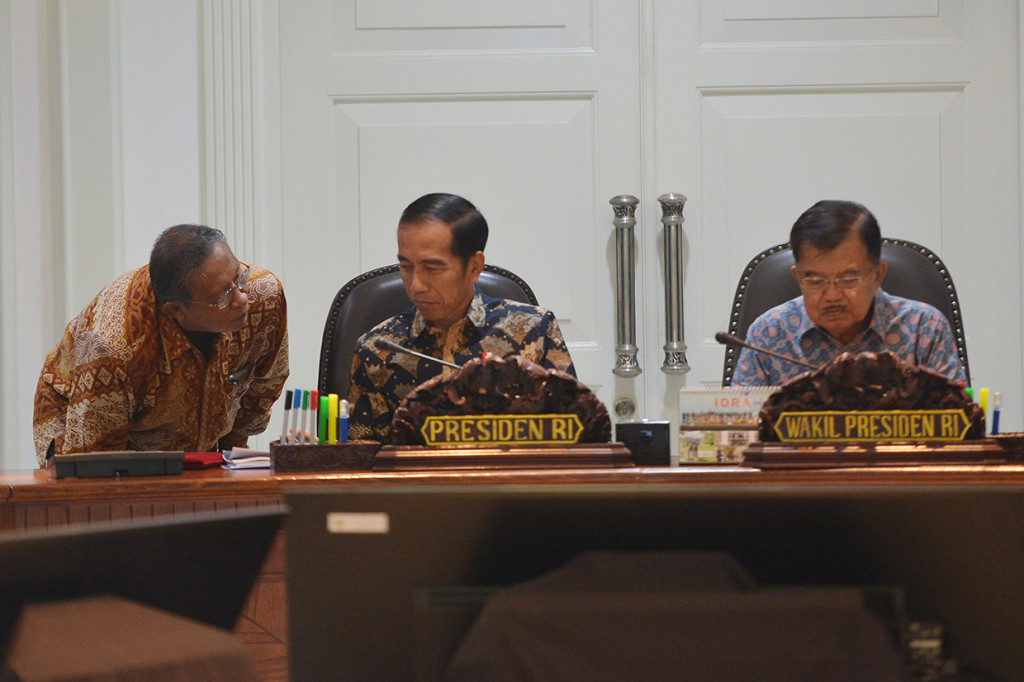 Setelah kegiatan pembayaran zakat, Presiden Jokowi dan Wapres JK melanjutkan kegiatan dan memimpin Rapat Terbatas mengenai persiapan Asian Games 2018 di Kantor Presiden, Jakarta.