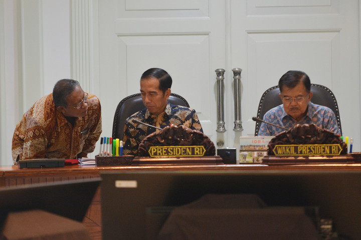 Setelah kegiatan pembayaran zakat, Presiden Jokowi dan Wapres JK melanjutkan kegiatan dan memimpin Rapat Terbatas mengenai persiapan Asian Games 2018 di Kantor Presiden, Jakarta.