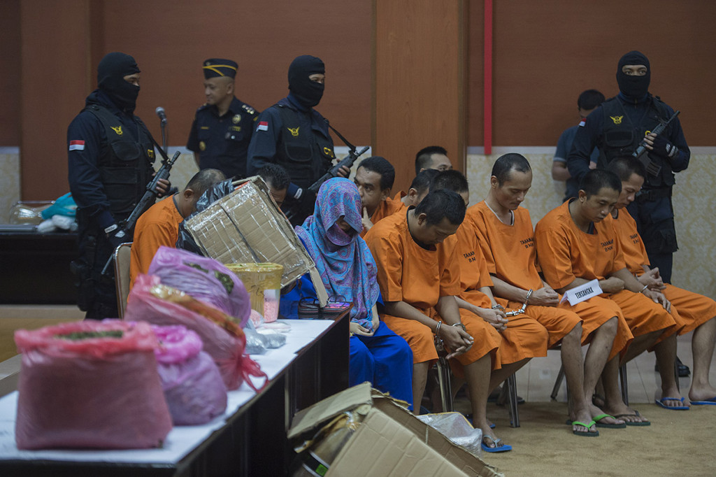 Direktorat Bea dan Cukai Kementerian Keuangan dan BNN mengungkap jaringan penyelundup 68 kilogram katinon dan 15.487 butir pil ekstasi, serta mengamankan 11 orang tersangka.