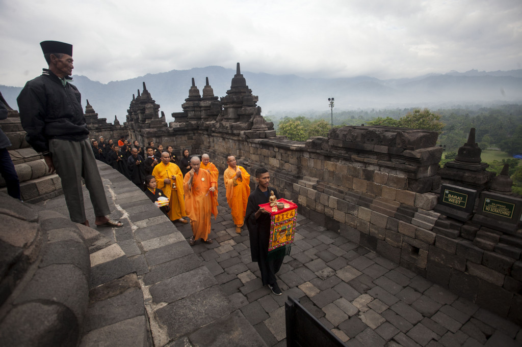 Ritual doa pagi tersebut dilikuti oleh sejumlah biksu dan umat Budha.