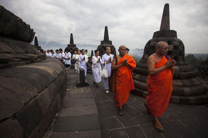 Suasana ritual doa pagi Waisak 2018 di Candi Borobudur, Magelang, Jateng, DI Yogyakarta.
