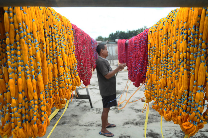 Tenun ikat Troso sudah dimiliki oleh warga Desa Troso sejak tahun 1935 bermula dari alat tenun gedog warisan turun-temurun kemudian sekitar tahun 1943 mulai berkembang menjadi alat tenun pancal dan kemudian pada tahun 1946 beralih menjadi Alat Tenun Bukan Mesin (ATMB) hingga saat ini.