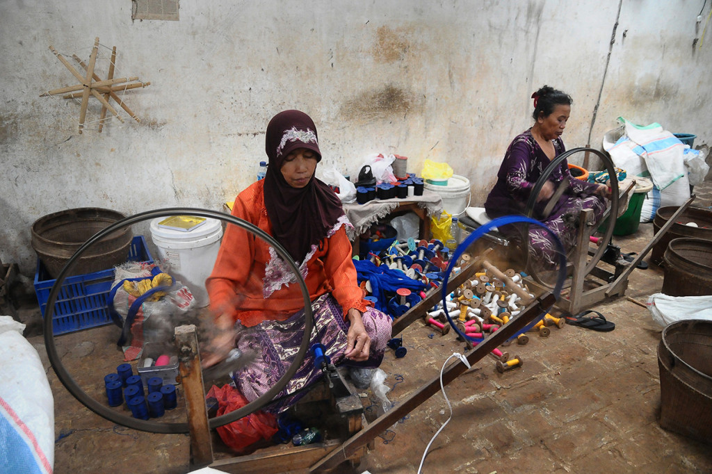 Saat ini masih ada kurang lebih 6.000-an perajin yang terus berjibaku untuk mempertahankan keberadaan nya di tengah berbagai kesulitan yang menderanya, di antaranya sulitnya bahan baku karena masih harus diimpor dari India. 