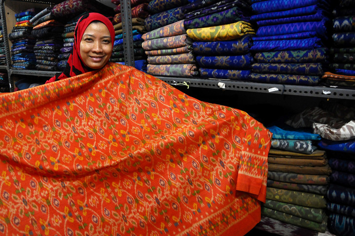 Masalah lainnya adalah minimnya minat generasi muda untuk menjadi penerus sebagai perajin kain tradisional itu, mereka lebih suka bekerja di pabrik-pabrik yang bermunculan di daerah itu, sehingga dikhawatirkan akan menyulitkan keberlangsungan kerajinan khas itu di masa depan. 
