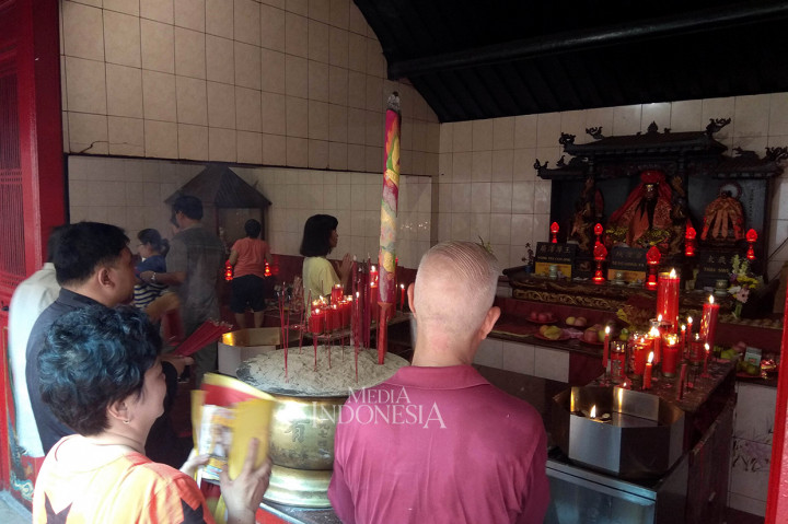 Sejumlah umat bersembahyang untuk merayakan Tri Suci Waisak 2562 BE/2018.