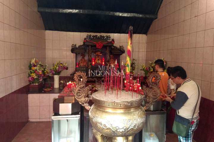 Sejak pagi umat berdatangan ke Wihara Dharma Bhakti. Prosesi ibadah berlangsung khidmat.
