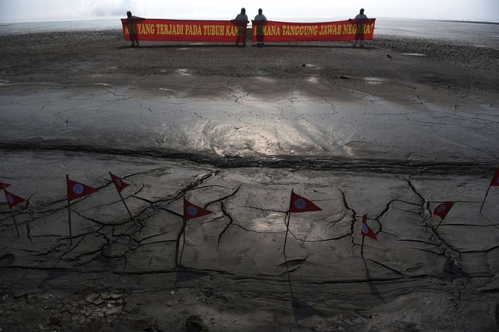 Mereka menyerukan kepada Pemerintah agar kasus Lapindo segera dituntaskan khususnya terkait dampaknya terhadap masalah kesehatan. 