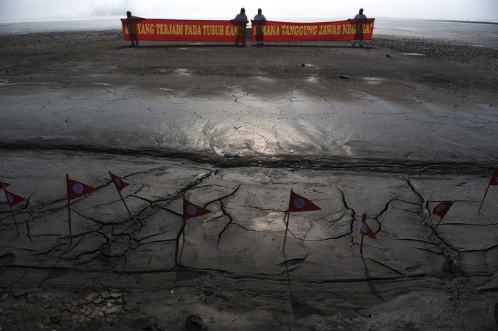 Mereka menyerukan kepada Pemerintah agar kasus Lapindo segera dituntaskan khususnya terkait dampaknya terhadap masalah kesehatan. 
