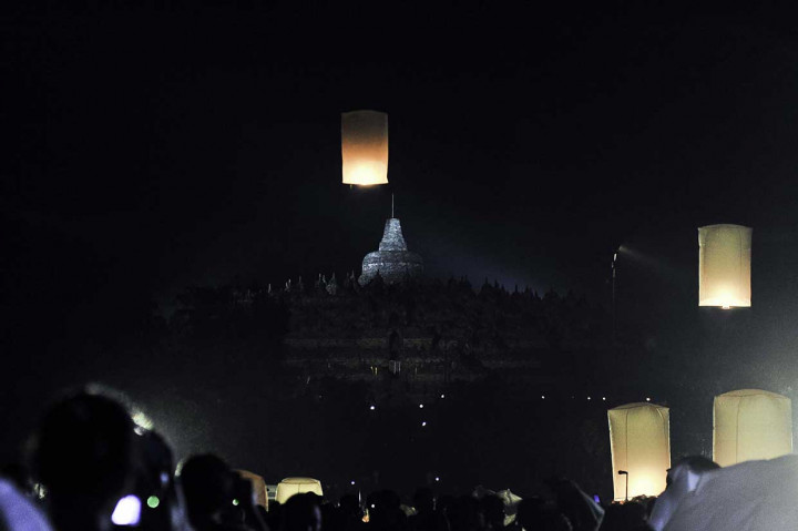 Koordinator Dewan Kehormatan Walubi Biksu Tadisa Paramita Mahasthavira di Magelang, Selasa malam, mengatakan lampion sebagai pelita diterbangkan ke langit supaya semua makhluk mendapatkan penerangan.
