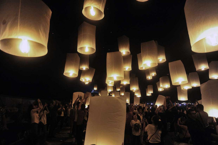 Sejumlah warga menerbangkan lampion pada rangkaian perayaan Tri Suci Waisak tahun 2562 B.E/ 2018 di komplek Candi Borobudur, Magelang, Jawa Tengah, Selasa, 29 Mei 2018 malam. 