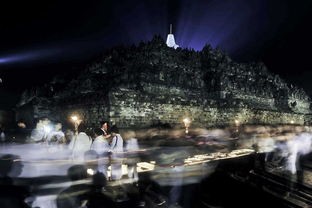 Setelah pembacaan doa-doa dalam detik-detik Waisak selesai dilanjutkan dengan pradaksina yang diikuti semua umat Buddha, yakni mengelilingi Candi Borobudur sebanyak 3 kali.