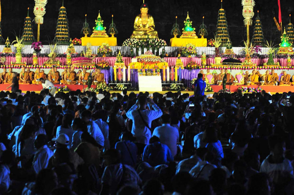 Pada detik-detik Waisak ditandai dengan pemukulan gong tiga kali dan pemercikan air berkah dan membacakan paritta jayanto dan umat bersikap anjali.