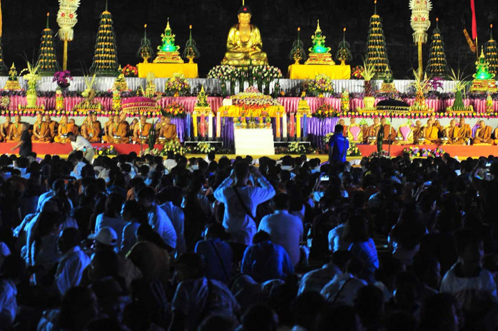 Pada detik-detik Waisak ditandai dengan pemukulan gong tiga kali dan pemercikan air berkah dan membacakan paritta jayanto dan umat bersikap anjali.