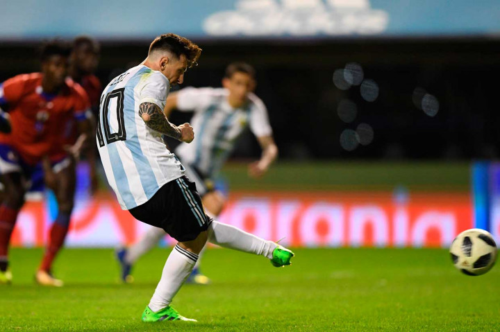Menguasai jalannya pertandingan sejak awal laga, Argentina membuka keunggulan lewat penalti Lionel Messi pada menit ke-17. Hadiah penalti diberikan setelah Giovani Lo Celso dilanggar di kotak terlarang.