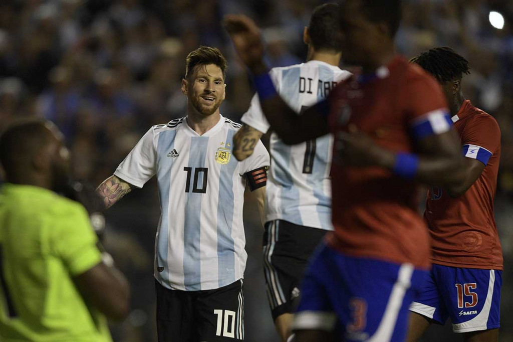Messi melakukan selebrasi usai menaklukkan kiper Haiti Johny Placide.