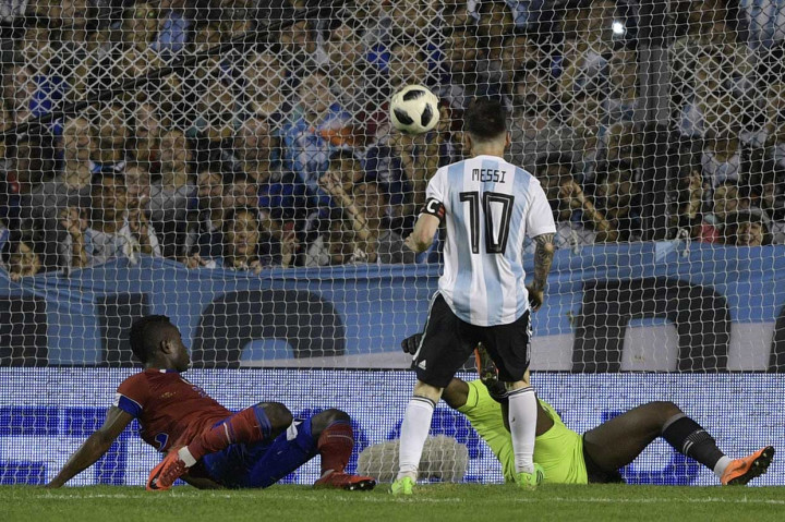 La Pulga melengkapi hattricknya pada menit ke-66. Menerima umpan silang  Cristian Pavon, Messi yang berdiri bebas di mulut gawang Haiti dengan mudah menceploskan bola.