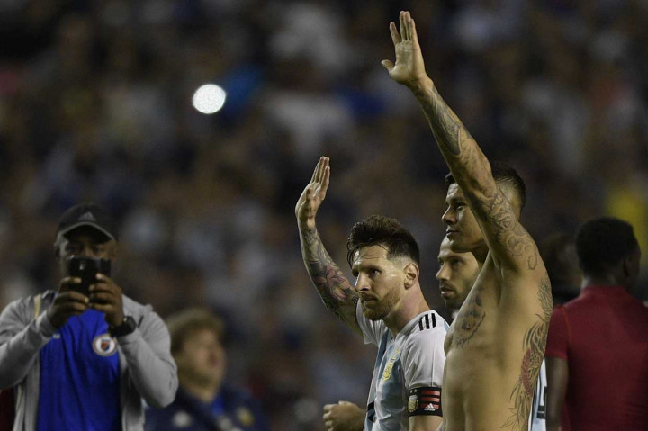 Messi dan Marcos Rojo melambaikan tangan kepada para penonton setelah laga usai.
