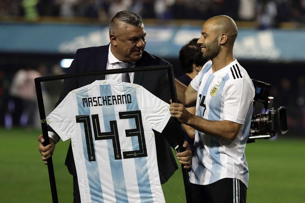 Javier Mascherano menerima penghargaan dari Presiden Asosiasi Sepakbola Argentina, Claudio Tapia, jersey yang menandai pertandingannya yang ke-143 bersama tim nasional, sebelum pertandingan dimulai.