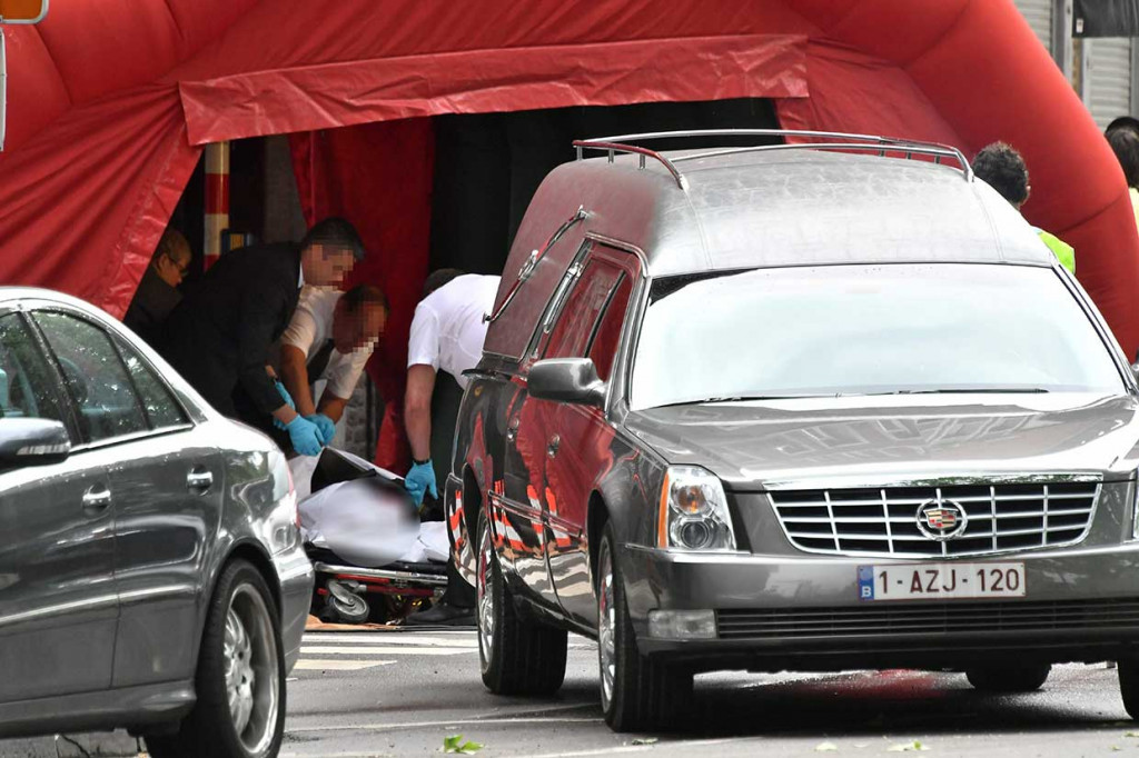 Petugas mengevakuasi jenazah korban serangan seorang pria bersenjata di Boulevard d'Avory, Kota Liege, Belgia, Selasa, 29 Mei 2018.