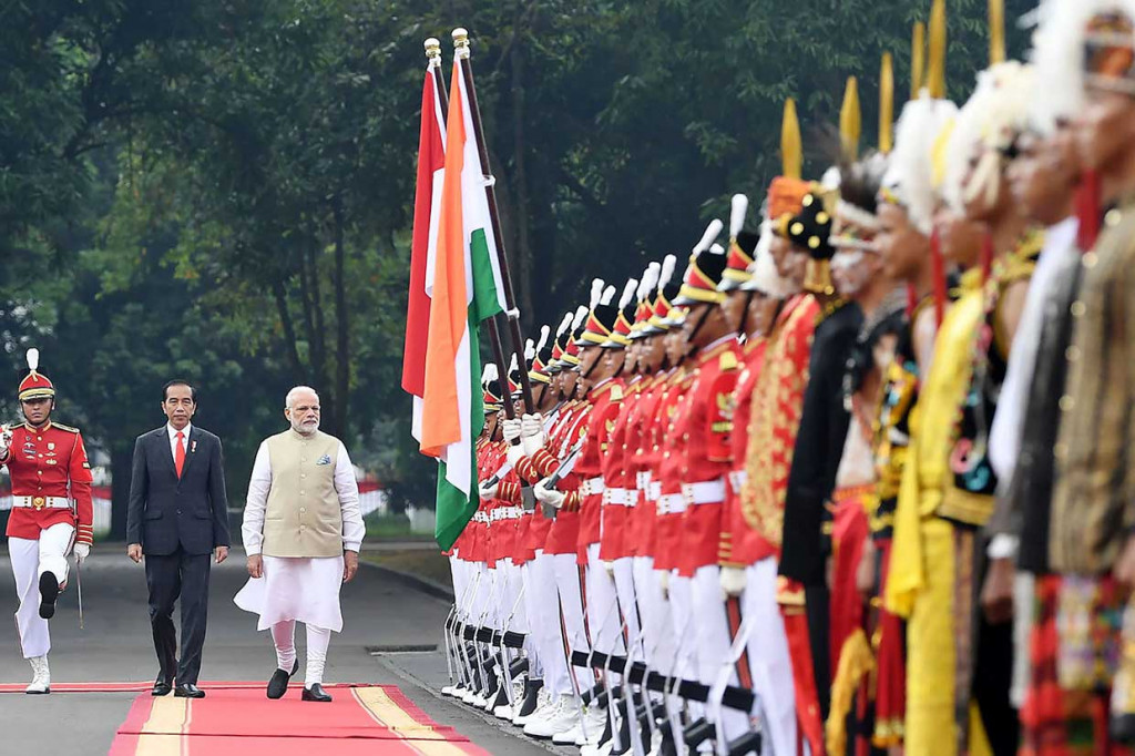Presiden Jokowi bersama PM India Narendra Modi kemudian melakukan pemeriksaan memeriksa pasukan dalam upacara penyambutan kenegaraan.