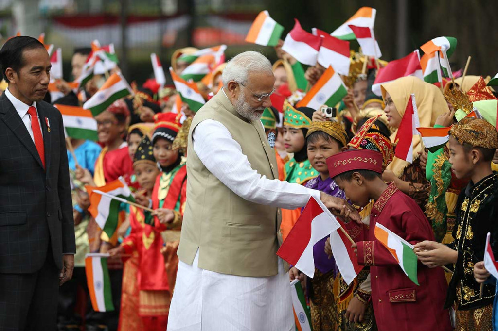 Anak-anak berbaju daerah yang mengibarkan bendera kedua negara turut menyambut kedatangan PM Narendra Modi.