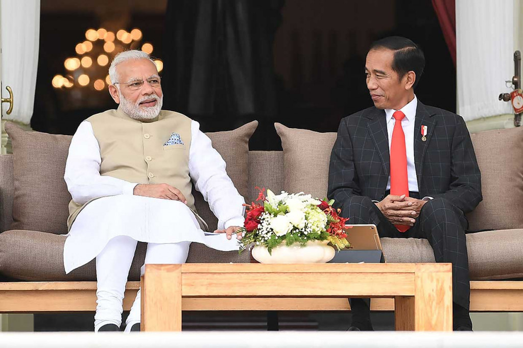 Jokowi dan Modi melakukan pertemuan 'tete-a-tete' di Istana Merdeka. Menurut agenda kepresidenan, kedua pemimpin itu juga melangsungkan pertemuan bilateral dan menyaksikan pengumuman dokumen kerja sama. Berbagai isu bilateral dibahas dalam pertemuan, mulai dari maritim, ekonomi, sosial budaya, serta isu regional dan global.