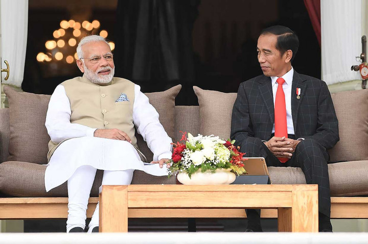 Jokowi dan Modi melakukan pertemuan 'tete-a-tete' di Istana Merdeka. Menurut agenda kepresidenan, kedua pemimpin itu juga melangsungkan pertemuan bilateral dan menyaksikan pengumuman dokumen kerja sama. Berbagai isu bilateral dibahas dalam pertemuan, mulai dari maritim, ekonomi, sosial budaya, serta isu regional dan global.