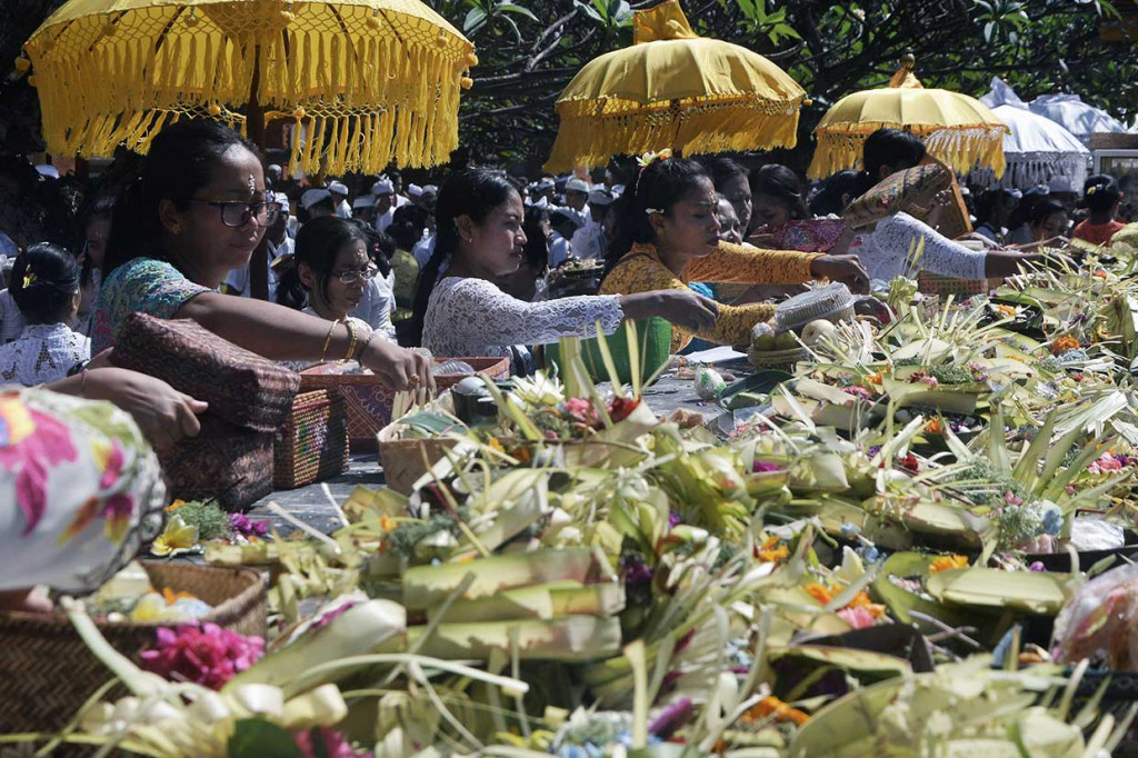 Sejumlah umat Hindu menghaturkan sesajen saat persembahyangan Hari Raya Galungan di Pura Jagatnatha, Denpasar. Antara Foto/Fikri Yusuf