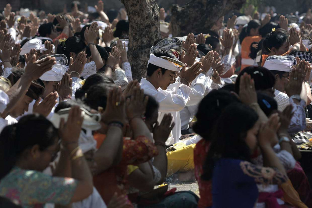 Umat Hindu melakukan persembahyangan Hari Raya Galungan di Pura Jagatnatha, Denpasar.  Antara Foto/Fikri Yusuf