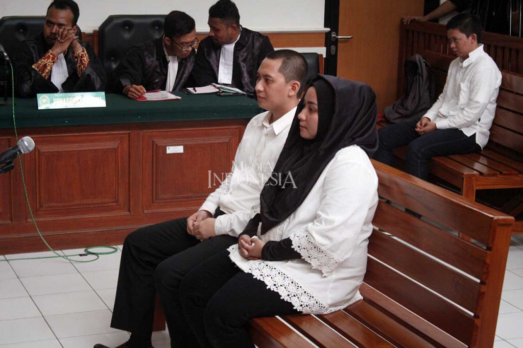 Terdakwa Direktur Utama First Travel Andika Surachman (dua kanan), Direktur Anniesa Hasibuan (kanan), dan Direktur Keuangan Siti Nuraida Hasibuan (belakang) menjalani sidang vonis terkait kasus penipuan dan penggelapan biro perjalanan umrah First Travel di Pengadilan Negeri Kota Depok, Jawa Barat, Rabu, 30 Mei 2018.