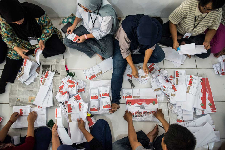 Petugas melipat dan menyortir surat suara Pemilihan Gubernur Jabar 2018 di GOR STT Mandala, Bandung, Jawa Barat, Rabu, 30 Mei 2018.